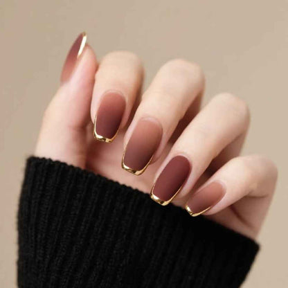 Ongles Pressés Bruns Ombres avec Finitions Dorées – Manucure Élégante et Instantanée